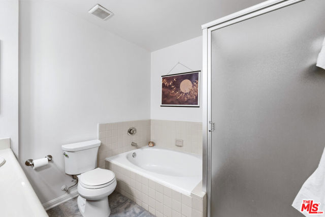 2405 34th Street, Santa Monica CA: https://media.crmls.org/mediaz/090642fb-8df8-46d7-a571-eb1a2bc3387c.jpg