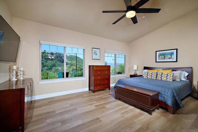 2021 Willow Glen Road, Fallbrook CA: https://media.crmls.org/mediaz/09070257-02c4-4bea-a3ed-9884e3057fe2.jpg