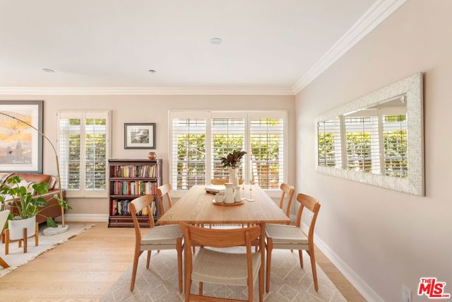 3942 Glenridge Drive, Sherman Oaks CA: https://media.crmls.org/mediaz/090716b0-7a56-4baf-82f3-b4057d2ad05f.jpg