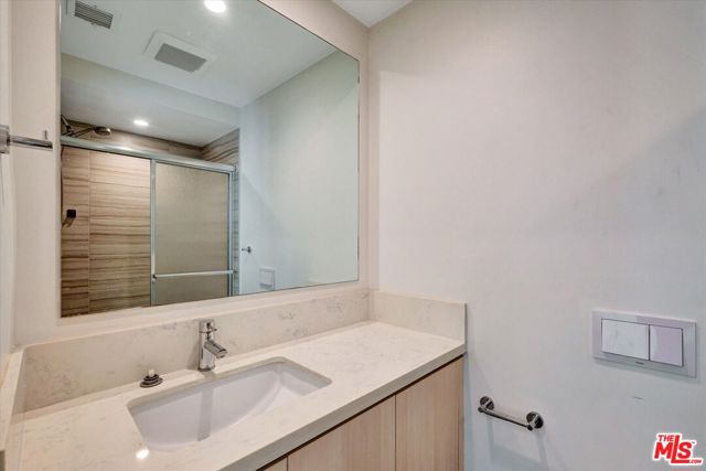 1249 N Formosa Avenue, West Hollywood CA: https://media.crmls.org/mediaz/09078cf1-c0b6-4854-af50-3b1d35adeaf8.jpg