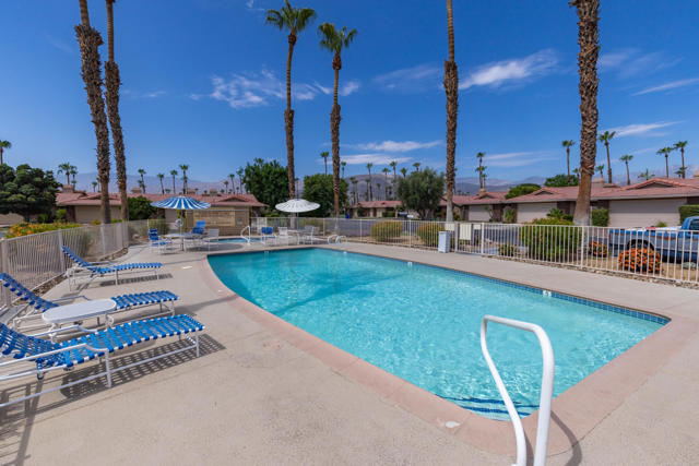 40 Joya Drive, Palm Desert CA: https://media.crmls.org/mediaz/0907bcde-dcb6-48a1-9fd3-adb86c85e0f1.jpg