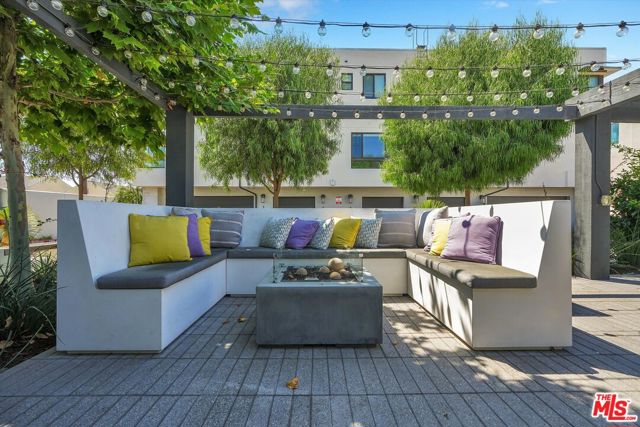 2927 Exposition Place, Los Angeles CA: https://media.crmls.org/mediaz/0907f27a-6e85-4ec6-b321-2f6f908c6367.jpg