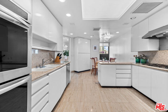 10490 Wilshire Boulevard, Los Angeles CA: https://media.crmls.org/mediaz/0907f535-339a-4dd1-9d54-9abf5a6f80d1.jpg