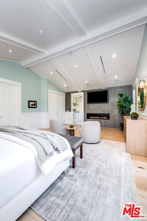 4402 Ledge Avenue, Toluca Lake CA: https://media.crmls.org/mediaz/0909a792-2c60-4bb6-8f93-319120e2e2ac.jpg