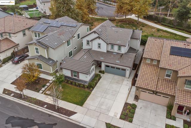 716 Cabada Dr, Brentwood CA: https://media.crmls.org/mediaz/090a4046-96d0-43e4-aa67-d93be771d72c.jpg