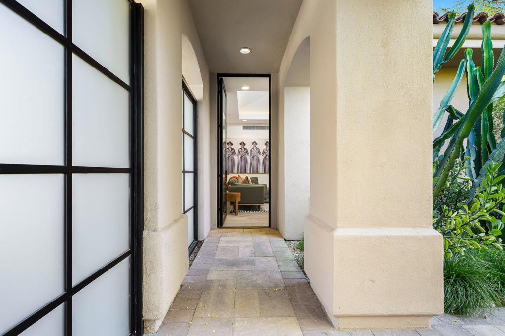 https://media.crmls.org/mediaz/090a4184-1a03-4347-8349-11ebc28aed83.jpg?preset=X-Large
