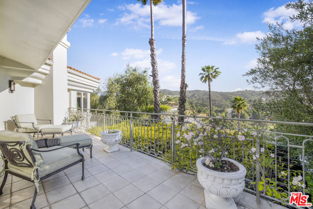 4001 Clarinda Drive, Tarzana CA: https://media.crmls.org/mediaz/090b0c7f-4dee-4386-b096-3a5ed31dd80f.jpg