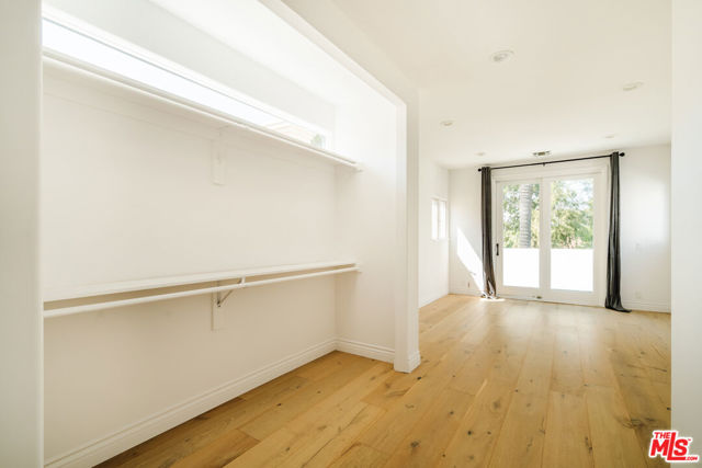 609 21st Place, Santa Monica CA: https://media.crmls.org/mediaz/090b4dd5-a78c-4ddc-bc56-0b5eda1e939a.jpg
