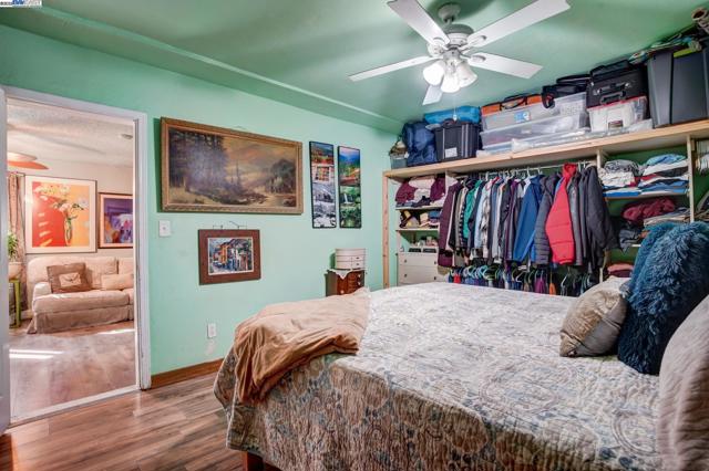 1725 96Th Ave, Oakland CA: https://media.crmls.org/mediaz/090b504b-1bfa-4766-805e-6914fc4f4fae.jpg