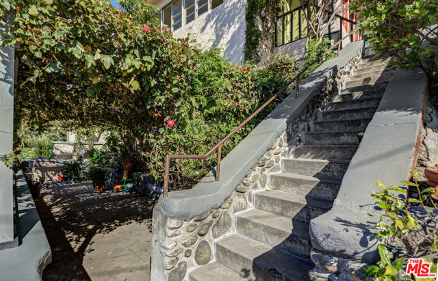 3526 Griffin Avenue, Los Angeles CA: https://media.crmls.org/mediaz/090b8611-6817-4ce7-a851-7e6c3c607381.jpg