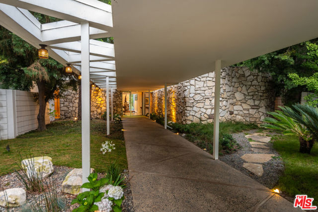 1010 N Rexford Drive, Beverly Hills CA: https://media.crmls.org/mediaz/090bc2e2-65c1-4fa6-9d50-4a4e829cb6b6.jpg