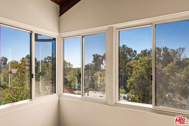 16449 Akron Street, Pacific Palisades CA: https://media.crmls.org/mediaz/090c34a4-b9f4-4f4b-ab0a-cb22a4d41311.jpg