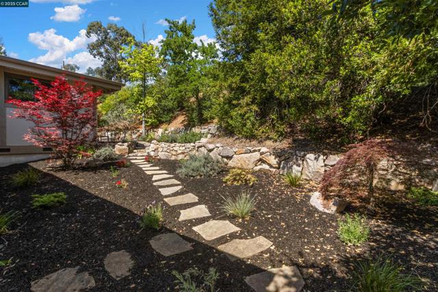 220 Devonshire Ct, Pleasant Hill CA: https://media.crmls.org/mediaz/090c3c4a-c4df-4991-af74-fe7db7d462b0.jpg