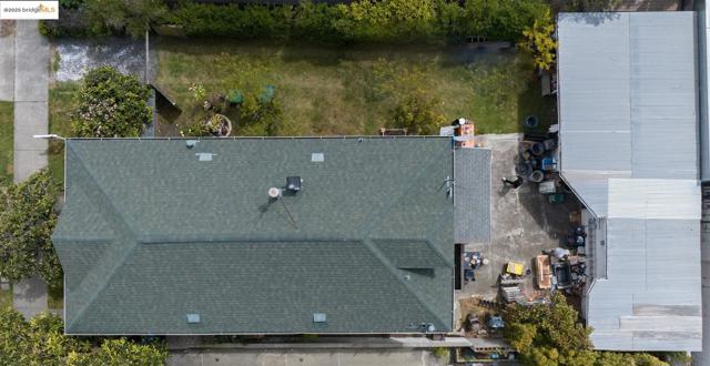1406 Kains Ave, Berkeley CA: https://media.crmls.org/mediaz/090d4f05-d661-47b5-a585-6d6106c03362.jpg