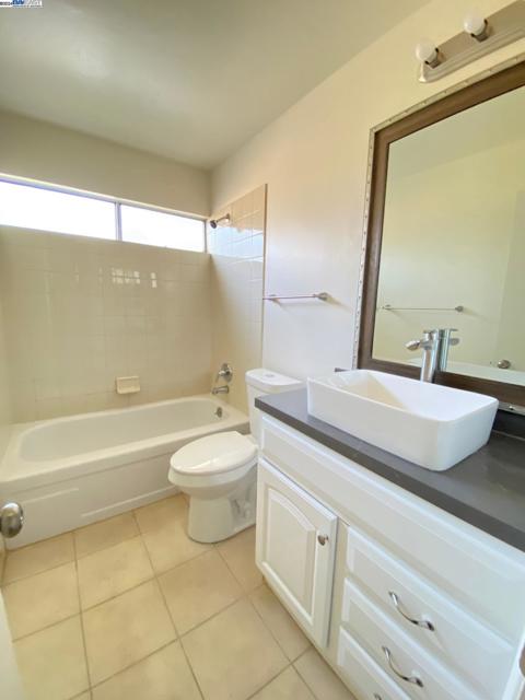 1600 Laguna St, Concord, California 94520-7108, 1 Bedroom Bedrooms, ,1 BathroomBathrooms,Condominium,For Sale,Laguna St,41070279