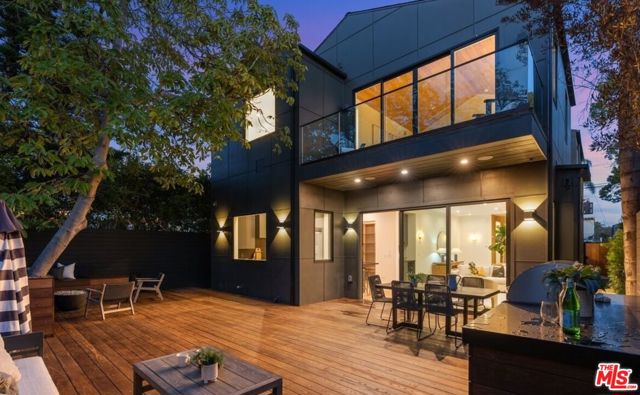2040 Glencoe Avenue, Venice CA: https://media.crmls.org/mediaz/090f567c-e7f0-4b2f-a386-d2422f115dac.jpg
