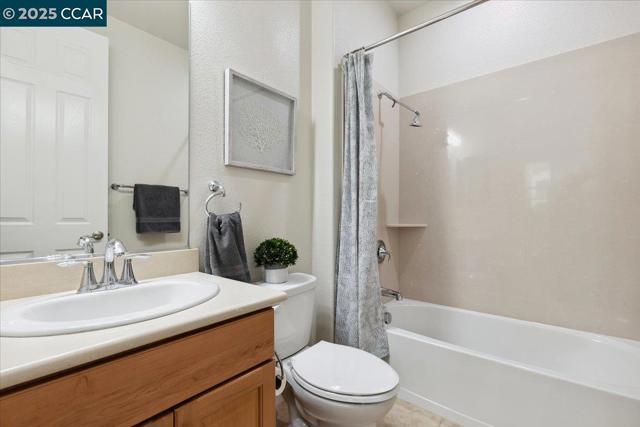 38 Citron Knoll, Orinda CA: https://media.crmls.org/mediaz/090feaab-b087-4c67-b78b-3fc058decd87.jpg
