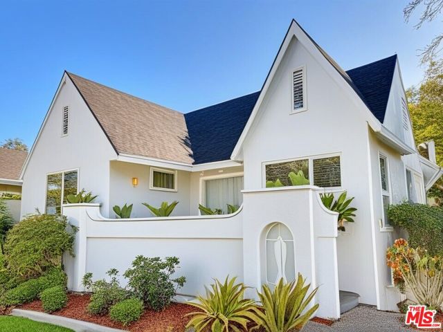 1618 S Burnside Avenue, Los Angeles CA: https://media.crmls.org/mediaz/090ffa26-faf4-41c7-be1c-73264306dc53.jpg