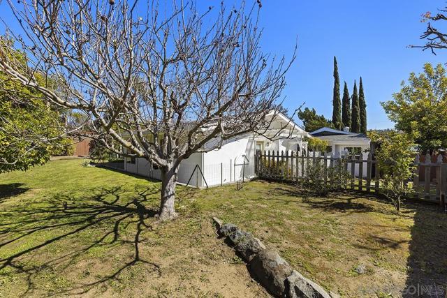 13430 Sagewood Drive, Poway CA: https://media.crmls.org/mediaz/09101063-d9d6-461d-939a-80a45df9a907.jpg