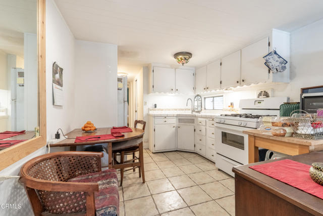 1075 Loma Drive, Ojai CA: https://media.crmls.org/mediaz/0910e9e1-8ae5-4a56-a1d4-45c7fb45ac6a.jpg