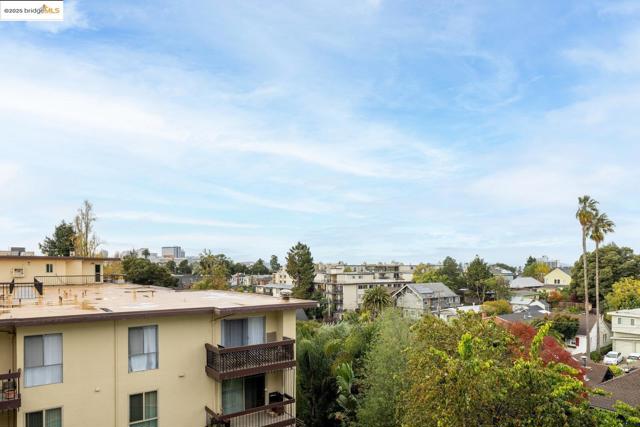 555 Jean St, Oakland CA: https://media.crmls.org/mediaz/0910ec7a-c63d-4804-8fc8-3f1136c73767.jpg