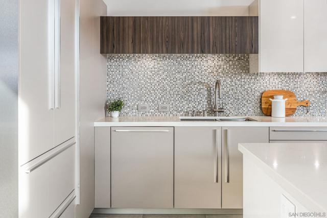 165 Pine Ave, Carlsbad CA: https://media.crmls.org/mediaz/09117050-81f2-4704-a49b-ac8a0cc612cd.jpg