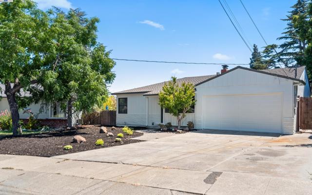 2948 Glenside Dr, Concord CA: https://media.crmls.org/mediaz/09120403-d379-4b2b-82a8-7f5a79cd4073.jpg
