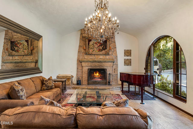 5321 Alta Canyada Road, La Canada Flintridge CA: https://media.crmls.org/mediaz/09130705-71ec-439d-a9a1-76a841f633df.jpg