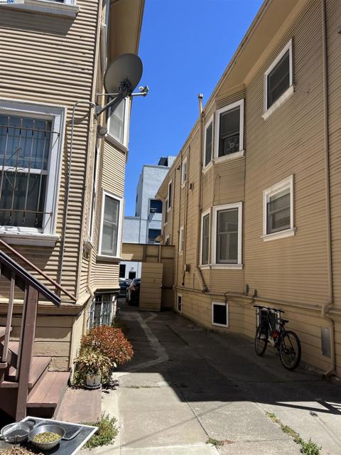 909 Alice St, Oakland CA: https://media.crmls.org/mediaz/091329da-457e-4423-9557-81a887999bc0.jpg