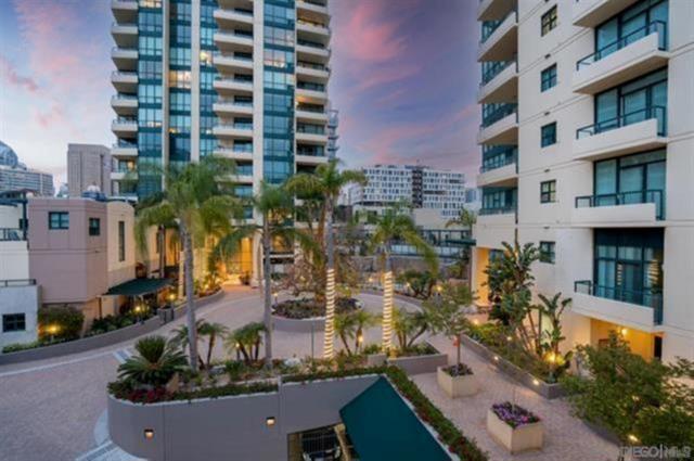 555 Front St, San Diego CA: https://media.crmls.org/mediaz/0913bb7f-2a5d-4133-93c0-c59b51414402.jpg
