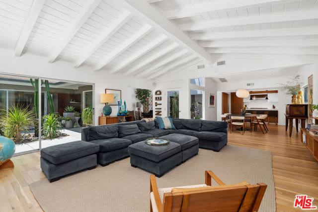 11575 Dona Dorotea Drive, Studio City CA: https://media.crmls.org/mediaz/091467dc-c16e-4776-a998-937d7e9a876a.jpg