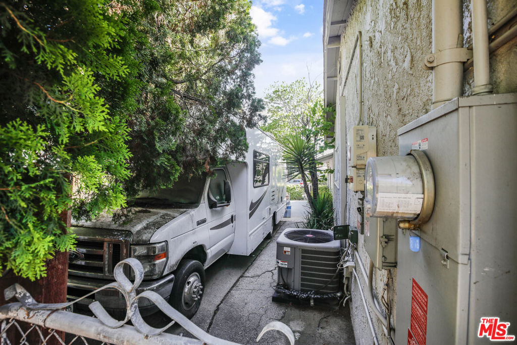 https://media.crmls.org/mediaz/0914e94a-66d7-4a65-9787-b4d5a63feded.jpg?preset=X-Large