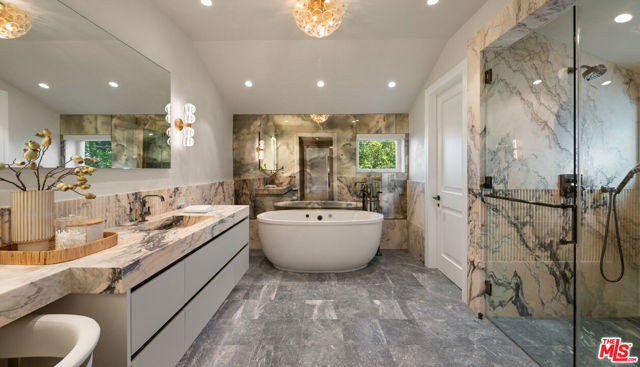 901 N Whittier Drive, Beverly Hills CA: https://media.crmls.org/mediaz/0916c5aa-1f93-4b82-a762-7cc54f58d095.jpg