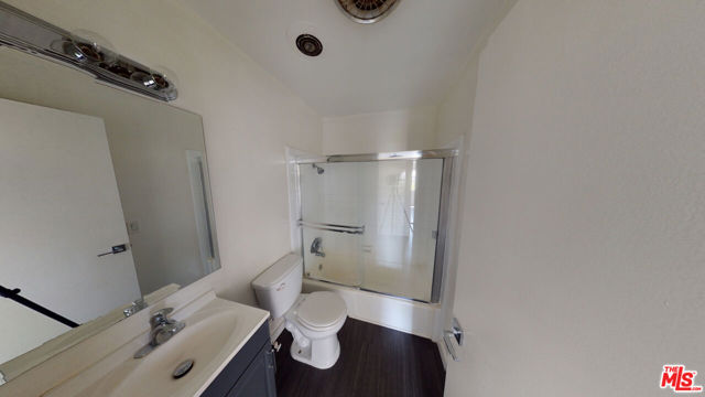 5236 Kester Avenue, Sherman Oaks CA: https://media.crmls.org/mediaz/0916e154-9777-467e-98bd-a2df5797e603.jpg