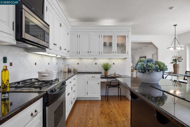 2398 Ironwood Pl, Alamo CA: https://media.crmls.org/mediaz/09173018-1263-4450-a10c-7a765f1b2801.jpg