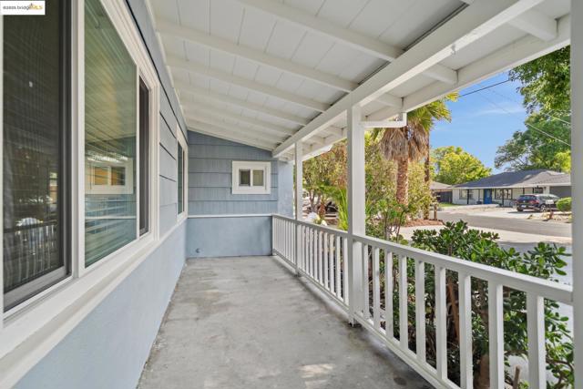 1555 Terry Way, Pleasant Hill CA: https://media.crmls.org/mediaz/09180022-8798-4058-a52b-babbfb2abf35.jpg