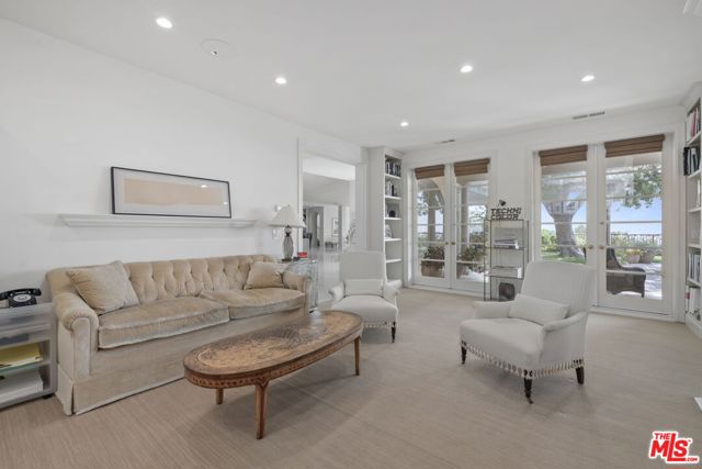 1634 Gilcrest Drive, Beverly Hills CA: https://media.crmls.org/mediaz/091831c7-6d51-4f6e-ae63-f3b98dd231c7.jpg