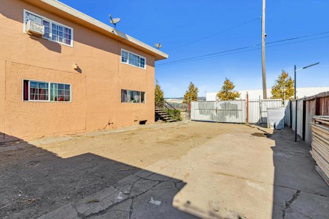 748 Clara Street, Oakland CA: https://media.crmls.org/mediaz/0918e6da-52fe-4fec-8652-31dff3fdd2a5.jpg