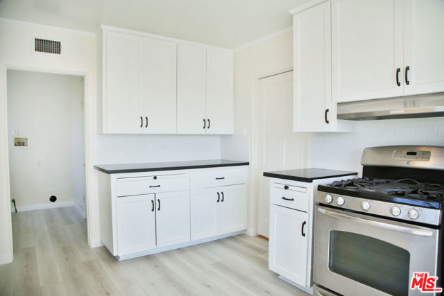 2963 Queensbury Drive, Los Angeles CA: https://media.crmls.org/mediaz/09199721-12ec-42bf-b681-93b48688169e.jpg