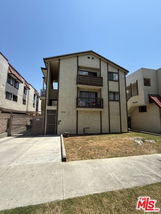 1038 Thompson Avenue, Glendale CA: https://media.crmls.org/mediaz/0919a381-8b18-4034-bcb1-02371e40c429.jpg
