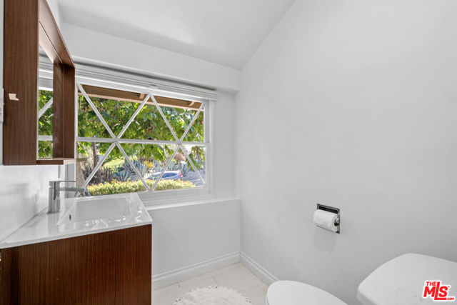 3709 Stone Canyon Avenue, Sherman Oaks CA: https://media.crmls.org/mediaz/091a2a9e-05ae-4da9-a45b-473da41ea580.jpg