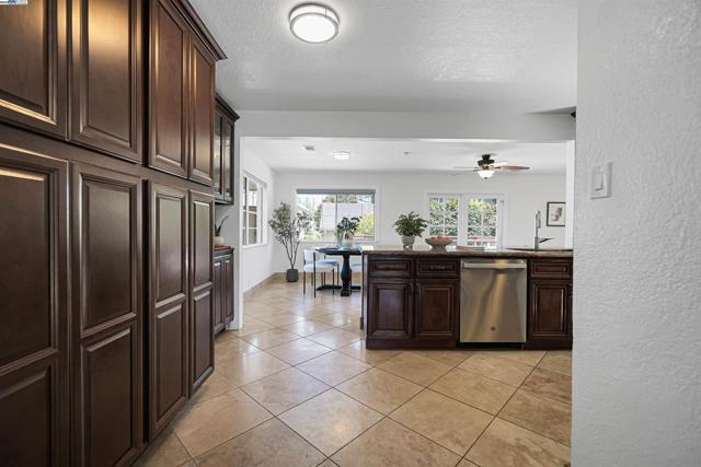 17526 Parker Rd, Castro Valley CA: https://media.crmls.org/mediaz/091a84f4-7391-436c-ad3b-f1122cab9919.jpg