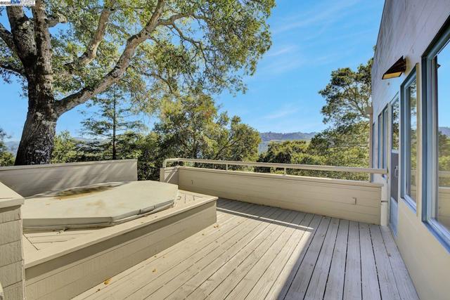 319 Tappan Ter, Orinda CA: https://media.crmls.org/mediaz/091bdaec-f34e-484b-96f8-21e321ac5a84.jpg