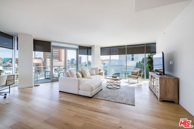 8500 Burton Way, Los Angeles CA: https://media.crmls.org/mediaz/091bfa40-427a-4fe5-9db8-4ed45b143433.jpg