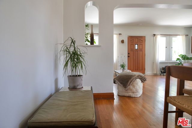 898 N Chester Avenue, Pasadena CA: https://media.crmls.org/mediaz/091c4668-5341-4a02-8ba5-0fa1cdca371d.jpg