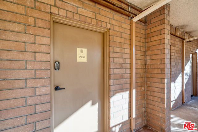 235 S Tower Drive, Beverly Hills CA: https://media.crmls.org/mediaz/091c96a6-2ad8-4876-8e1c-f5edf207e69a.jpg