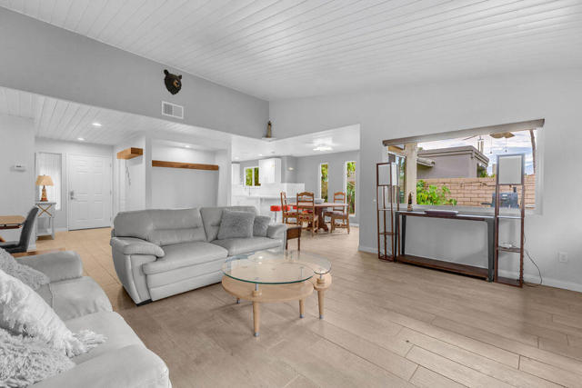 Image 8 of 47 For 40529 Meadow Lane