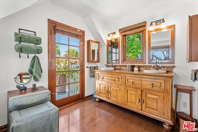 3314 Wonder View Drive, Los Angeles CA: https://media.crmls.org/mediaz/091d84ce-8021-4d76-b065-a7f4486c22a7.jpg