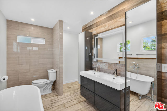 2121 Marine Street, Santa Monica CA: https://media.crmls.org/mediaz/091dbeaa-4abc-4a52-a4ed-68f249a08bbe.jpg