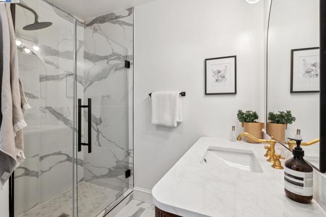 1728 Cambridge Dr, Alameda CA: https://media.crmls.org/mediaz/091dcb96-a6b7-459d-8b28-b9e0f3dc9d87.jpg